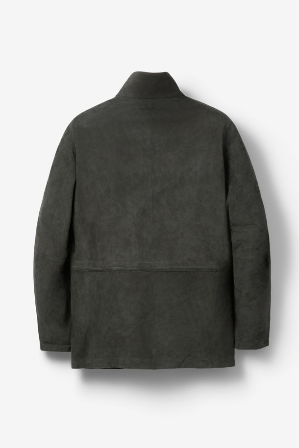 GALLOTTI(갈로티) 스웨이드 4포켓 패딩 사파리 아우터는 남성용 겨울 아우터로, 카키와 그린 두 가지 색상으로 출시되었습니다. 부드러운 스웨이드와 양가죽 소재로 제작되어 고급스러운 촉감을 선사하며, 레귤러핏으로 편안하게 착용 가능합니다. 4포켓 디테일과 패딩 안감으로 보온성을 높였으며, 버튼 여밈 방식의 사파리 코트 스타일입니다. 출근룩과 모임룩, 캐주얼, 클래식, 미니멀 스타일을 모두 소화할 수 있는 활용도 높은 아이템입니다.
