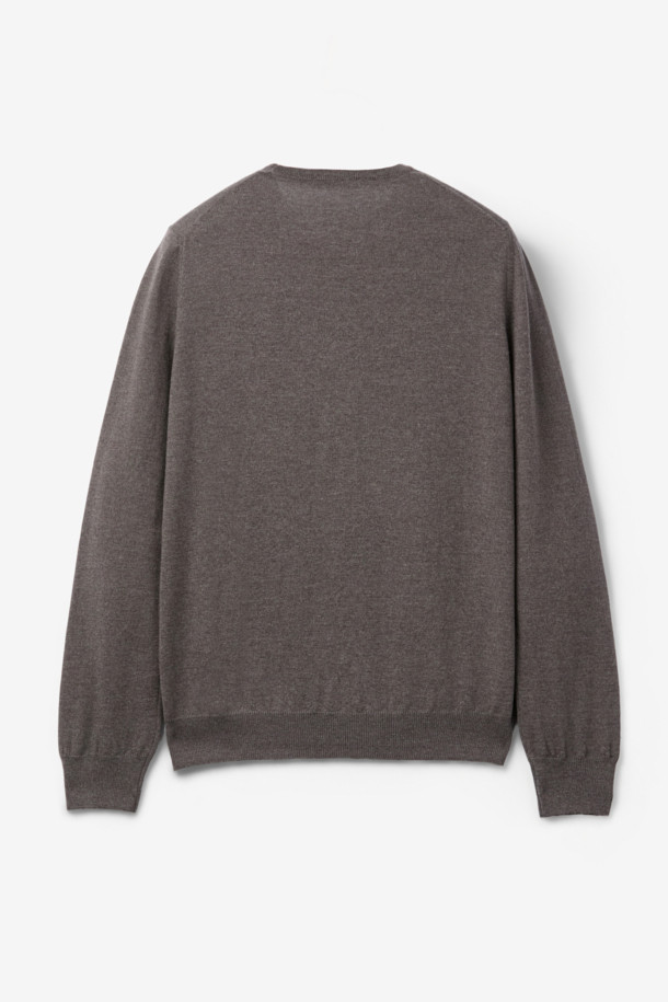 GRAN SASSO(그란 사소) 울 베이직 크루넥 니트는 남성용 상의로, 가을과 겨울에 따뜻하게 입을 수 있는 두꺼운 울 100% 소재의 긴소매 니트입니다. 베이직한 디자인의 레귤러핏 라운드넥 스타일로, 출근룩이나 비즈니스 캐주얼에 활용하기 좋습니다. 클래식, 미니멀, 캐주얼 등 다양한 스타일에 매치하기 용이하며 부드러운 촉감으로 편안하게 착용할 수 있습니다. 무지 패턴의 그레이 컬러로 어떤 옷에도 쉽게 코디할 수 있어 활용도가 높습니다.
