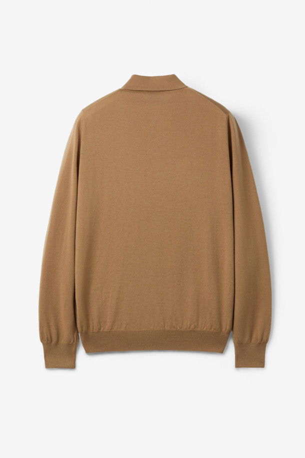 GRAN SASSO(그란 사쏘) 울 베이직 카라넥 니트는 남성용 니트/스웨터로, 가을과 겨울에 따뜻하게 착용할 수 있습니다. 부드러운 촉감의 울 소재로 제작되었으며, 레귤러핏과 긴소매, 두꺼운 두께감으로 포근함을 더했습니다. 베이직하고 클래식한 디자인에 카라넥과 3버튼 디테일이 더해져 출근룩, 비즈니스 캐주얼, 모임룩 등 다양한 TPO에 활용 가능합니다. 미니멀하고 캐주얼한 스타일을 연출하기에도 좋습니다. 베이지와 카멜 두 가지 색상으로 만나보세요.
