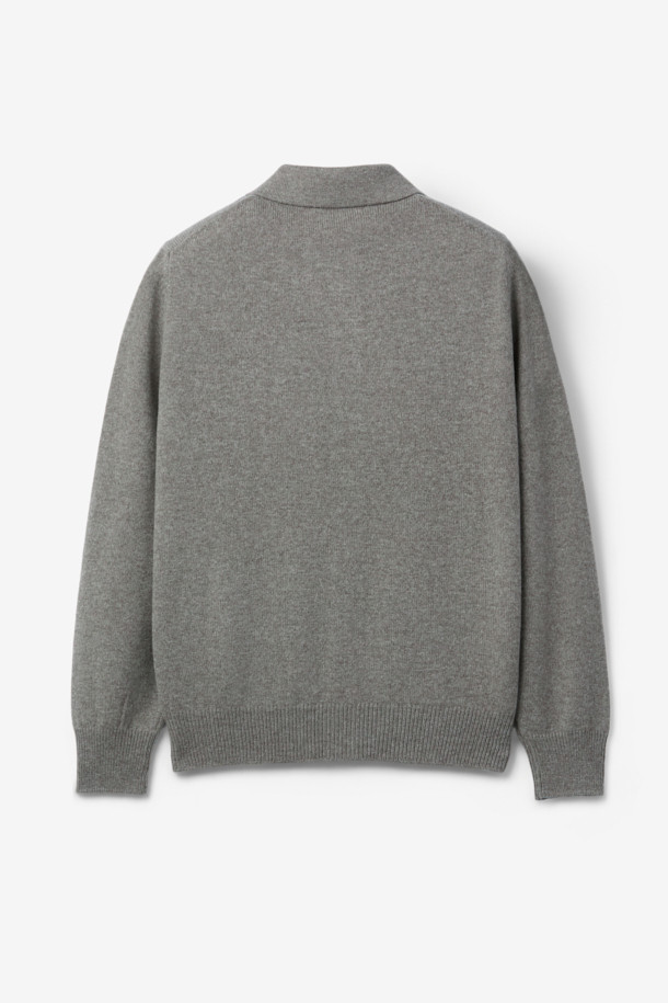 GRAN SASSO(그란 사소) 울 카미치아 카디건은 남성을 위한 가을/겨울 시즌 필수 아이템입니다. 부드러운 울 소재의 레귤러 핏 카디건으로, 클래식하고 미니멀한 스타일을 연출합니다. 셔츠 칼라와 셋인 카라, 버튼 여밈 방식, 긴 소매 기장, 두꺼운 두께감으로 보온성을 높였습니다. 무지 패턴의 그레이 컬러는 출근룩, 비즈니스 캐주얼, 모임룩 등 다양한 TPO에 활용 가능하며, 시크한 매력을 더합니다.
