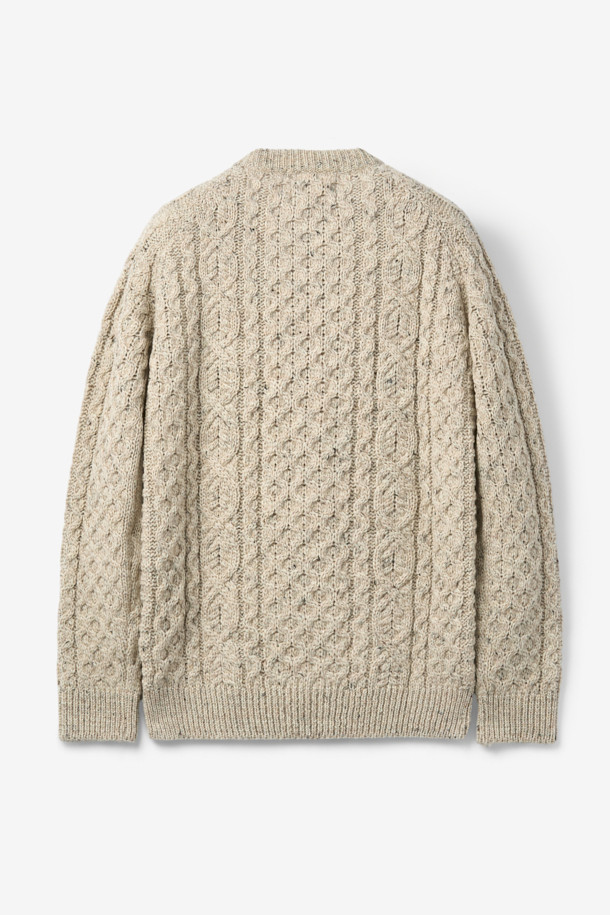 PEREGRINE(페레그린) 허드슨 아란 니트는 남성용 상의 니트/스웨터 제품입니다. 베이지 색상의 레귤러핏 라운드넥 긴소매 울 혼방 니트로, 가을/겨울 시즌에 착용하기 좋습니다. 클래식 스타일의 이 니트는 아란 니트 패턴과 입체적인 짜임, 도톰한 조직감으로 포근하고 따뜻한 착용감을 선사합니다. 출근룩과 모임룩 모두에 잘 어울리며, 미니멀, 캐주얼 스타일과도 매치하기 좋습니다.
