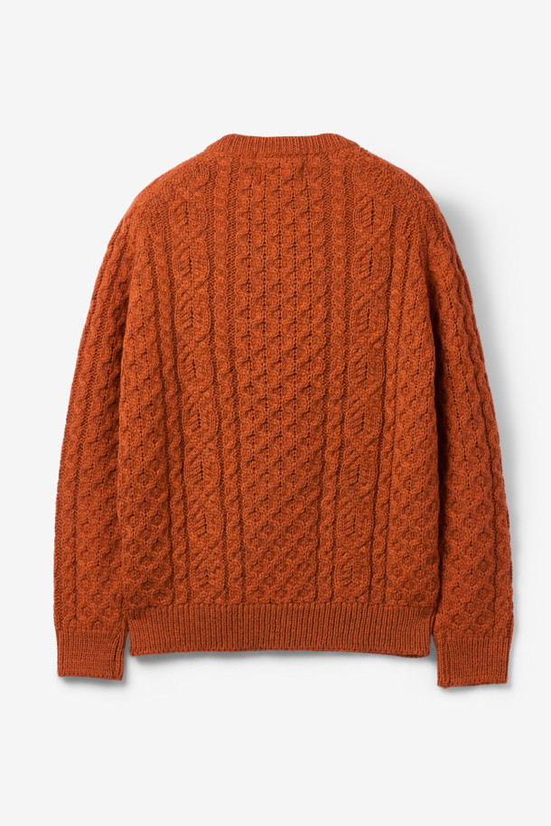 **페레그린 허드슨 아란 니트**는 클래식한 매력을 선사하는 공용 니트 스웨터입니다. 오렌지 및 브라운 컬러로 출시되었으며, 가을과 겨울에 따뜻하게 착용할 수 있습니다. 100% 울 소재로 제작되어 부드러운 촉감과 뛰어난 보온성을 자랑합니다. 아란 니트 패턴과 도톰한 조직감, 입체적인 짜임이 특징이며, 레귤러 핏과 라운드넥 디자인으로 출근룩, 모임룩, 미니멀, 캐주얼 스타일 모두 소화 가능합니다.
