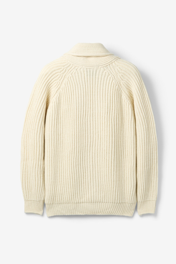 페레그린 윌킨슨 카디건은 가을과 겨울, 일상에서 클래식한 스타일을 연출하는 남성용 니트 카디건입니다. 부드러운 울 소재로 제작되어 뛰어난 착용감을 선사하며, 레귤러 핏과 숄 카라 디자인이 특징입니다. 아이보리와 화이트 두 가지 색상으로 출시되었으며, 무지 패턴에 단추 디테일이 더해져 포인트를 더합니다. 출근룩, 비즈니스 캐주얼, 모임룩 등 다양한 TPO에 활용 가능하며 아우터 또는 이너로도 활용도가 높습니다.
