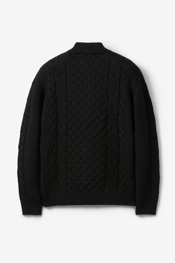 페레그린(PEREGRINE) 허드슨 카디건은 가을, 겨울 시즌 남성들을 위한 클래식하고 베이직한 스타일의 울 소재 카디건입니다. 두꺼운 두께감과 레귤러 핏으로 제작되어 따뜻하고 편안한 착용감을 선사합니다. 셋인 카라와 긴 소매, 케이블 패턴이 돋보이며, 버튼 여밈 방식으로 클래식한 매력을 더했습니다. 영국 브랜드 특유의 뛰어난 내구성을 자랑하며, 출근룩, 모임룩, 데이트룩 등 다양한 TPO에 활용 가능합니다. 미니멀, 캐주얼 스타일을 즐기는 분들께도 추천합니다.
