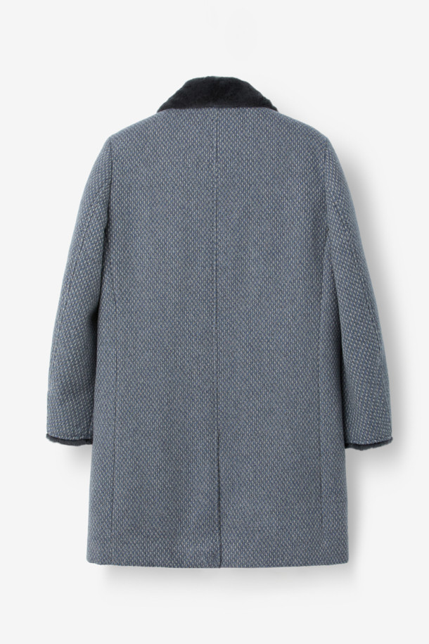 피아첸자 캐시미어 100% 풀퍼 코트는 우아함과 고급스러움을 동시에 선사하는 겨울철 필수 아이템입니다. 부드러운 촉감의 캐시미어 소재와 밍크 퍼 안감으로 제작되어 뛰어난 보온성을 자랑하며, 특별한 날을 위한 모임룩, 오피스룩, 연말 모임룩에 완벽하게 어울립니다. 클래식하고 미니멀한 디자인에 레귤러핏으로 제작되어 어떤 스타일에도 자연스럽게 매치할 수 있으며, 싱글 버튼 여밈 방식으로 세련된 실루엣을 연출합니다. 안감 전체에 퍼가 적용되어 한겨울에도 따뜻하고 포근하게 착용 가능하며, 투톤 컬러감이 은은한 포인트를 더합니다.
