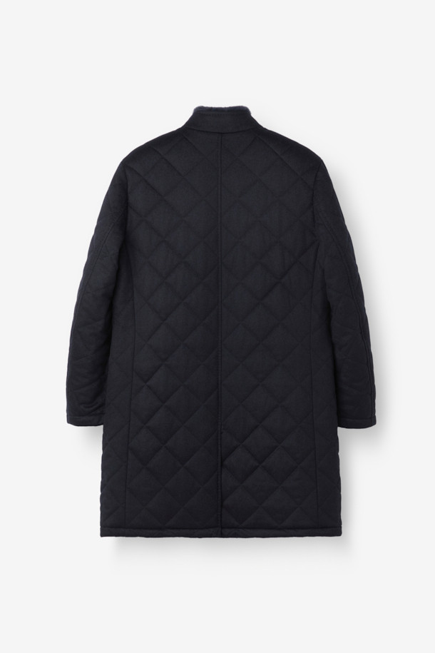 피아젠자 캐100 에든버러 코트는 겨울 시즌을 위한 클래식하고 시크한 스타일의 퀼팅 코트입니다. 부드러운 캐시미어와 울 소재의 혼방으로 제작되어 뛰어난 보온성과 고급스러운 촉감을 선사합니다. 블랙 컬러의 레귤러 핏 디자인에 탈착 가능한 천연 렉스 퍼 카라가 더해져 일상, 출근룩, 모임룩, 연말 모임룩 등 다양한 TPO에 활용 가능합니다. 버튼 여밈 방식과 긴 소매 기장으로 클래식한 디자인을 완성했으며, 무지 퀼팅 패턴이 세련된 느낌을 더합니다. 
