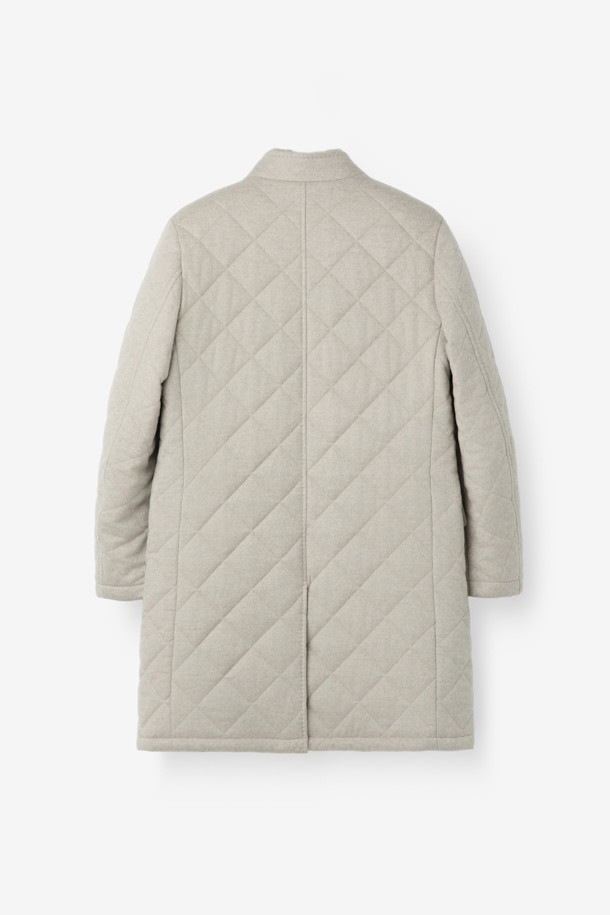 피아젠자 캐100 에든버러 코트는 여성들을 위한 겨울, 가을용 코트입니다. 베이지, 아이보리 두 가지 색상으로 출시되었으며, 클래식하고 미니멀한 스타일을 연출할 수 있습니다. 퀼팅 처리된 디자인에 미디엄 기장, 레귤러 핏으로 제작되었으며, 싱글 버튼 여밈 방식으로 간편하게 착용 가능합니다. 부드러운 촉감의 캐시미어, 모 소재를 사용하여 보온성을 높였으며, 탈착 가능한 천연 렉스 퍼 카라가 특징입니다. 출근룩, 모임룩으로 활용하기 좋으며, 고급스러운 분위기를 더해줍니다.
