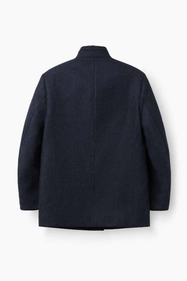 피아젠자 캐100 에든버러 드라이빙 코트는 고급스러운 소재와 디자인으로 완성된 아우터입니다. 네이비 컬러의 무지 디자인으로, 클래식하고 엘레강스한 스타일을 연출합니다. 캐시미어와 밍크 소재의 조화로 부드러운 촉감과 두꺼운 두께감을 자랑하며, 가을과 겨울 시즌에 따뜻하게 착용할 수 있습니다. 하프 기장의 레귤러핏 드라이빙 코트로, 싱글 버튼 여밈 방식과 퍼 카라, 패딩 안감이 특징입니다. 오피스룩, 비즈니스 캐주얼, 모임룩 등 다양한 TPO에 활용 가능하며, 미니멀하고 시크한 스타일을 완성합니다.
