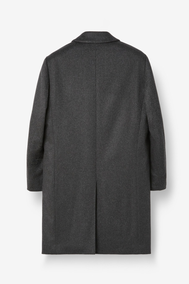 이태리 피아첸차 社의 캐시미어 100% 솔리드 셋인 코트입니다. 고급스러운 광택감과 부드러운 촉감이 특징이며, 클래식한 버드아이 패턴으로 세련된 분위기를 자아냅니다. 겨울철 보온성을 높여주는 씬 다운과 씬슐레이트 충전재를 사용하여, 추운 날씨에도 따뜻하게 착용할 수 있습니다. 출근룩, 오피스룩, 모임룩 등 다양한 상황에 활용할 수 있으며, 미니멀하고 시크한 스타일을 연출하기 좋습니다.