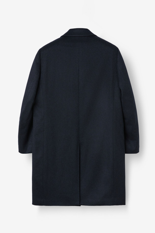 이태리 피아젠자(피아젠자) 社의 캐시미어 100% 소재로 제작된 피아젠자 캐100 솔리드 셋인 코트입니다. 그레이시 브라운 컬러의 클래식한 버드아이 패턴으로, 출근룩, 오피스룩, 모임룩 등 다양한 상황에 활용하기 좋습니다. 고급스러운 광택감과 부드러운 촉감이 특징이며, 씬 다운 및 씬슐레이트 충전재를 사용하여 우수한 보온성을 제공합니다. 미니멀하고 시크한 스타일을 연출하기에 적합한 셋인 코트입니다. 겨울철 당신의 스타일을 완성해 줄 아이템입니다.