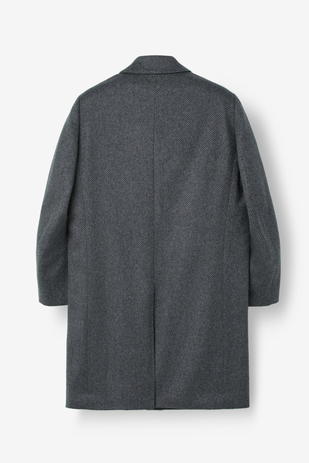 이태리 피아젠자 社의 캐시미어 100% 소재로 제작된 솔리드 셋인 코트입니다. 클래식한 무드의 미디움 그레이 컬러로, 겨울철 출근룩, 오피스룩, 모임룩에 시크하고 미니멀한 스타일을 더합니다. 뛰어난 보온성을 자랑하는 씬 다운 및 씬슐레이트 충전재 사용으로 한겨울에도 따뜻하게 착용 가능하며, 고급스러운 광택감과 트윌 조직감이 특징입니다. 부드러운 촉감의 캐시미어 소재는 편안한 착용감을 선사합니다.