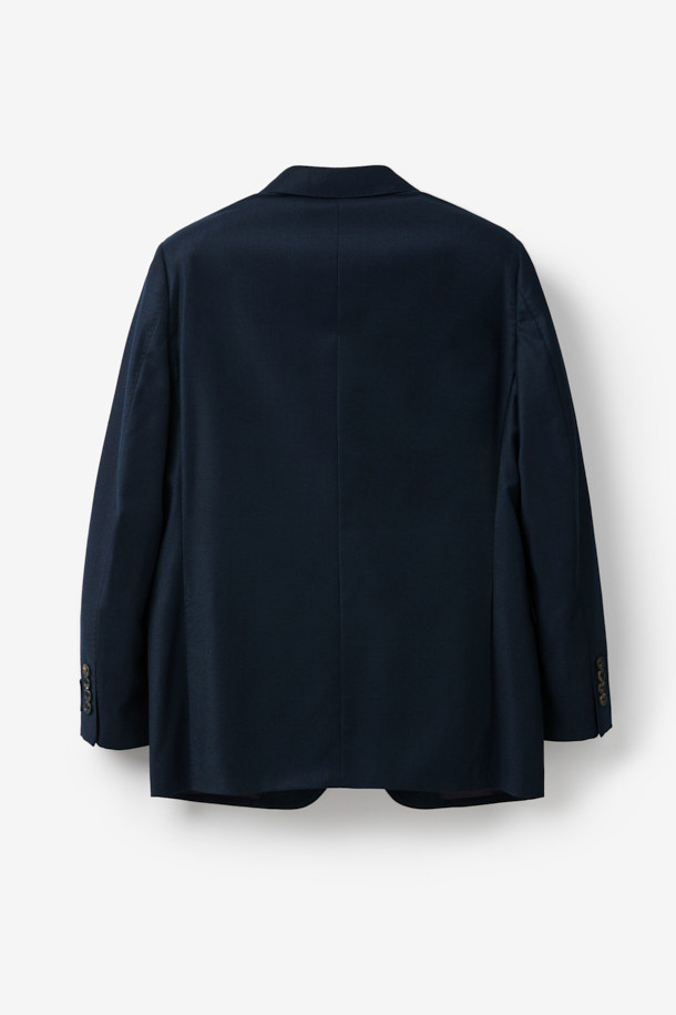 제냐 울캐시 쉐도우체크 수트 재킷 (Navy)는 포멀하고 클래식한 스타일을 추구하는 남성을 위한 겨울철 필수 아이템입니다. 부드러운 울과 캐시미어 혼방 소재로 제작되어 뛰어난 착용감과 보온성을 제공하며, 은은한 광택과 마이크로 조직감, 세미 밀드 가공으로 고급스러운 분위기를 더합니다. 네이비 컬러 바탕에 섬세한 쉐도우 체크 패턴이 적용되어 세련된 느낌을 선사하며, 레귤러핏 싱글버튼 디자인으로 오피스룩, 비즈니스 캐주얼, 출근룩 등 다양한 TPO에 활용 가능합니다. 긴 소매 기장과 두꺼운 두께감으로 겨울철에도 따뜻하고 스타일리시하게 연출할 수 있습니다.
