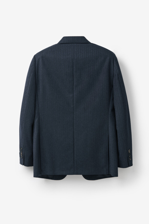 존 포스터 울 헤링본 스트라이프 수트 재킷 (블루)은 남성 고객을 위한 포멀 및 비즈니스 용도의 수트 자켓입니다. 봄, 가을, 겨울 계절에 착용하기 적합하며, 클래식한 스타일을 연출합니다. 울 100% 소재의 중간 두께감으로 제작되었으며, 헤링본과 스트라이프 패턴이 조화롭게 디자인되었습니다. 레귤러핏 싱글 버튼 방식으로, 오피스룩, 비즈니스 캐주얼, 출근룩 등 다양한 TPO에 활용할 수 있습니다.
