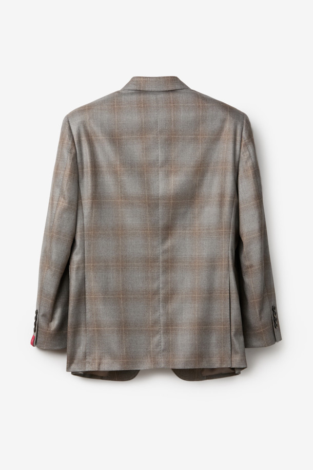로로피아나 원단으로 제작된 캐시실크 브라운 체크 재킷입니다. 고급스러운 옴브레 체크 패턴과 광택감이 특징이며, 싱글 버튼 여밈으로 클래식한 분위기를 연출합니다. 오피스룩, 비즈니스 캐주얼, 모임룩 등 다양한 TPO에 활용 가능하며, 미니멀하고 시크한 스타일을 완성합니다. 캐시미어와 실크 혼방 소재로 부드러운 촉감과 우수한 착용감을 선사합니다. 긴 소매 기장의 레귤러 핏으로, 세련된 실루엣을 자아냅니다.
