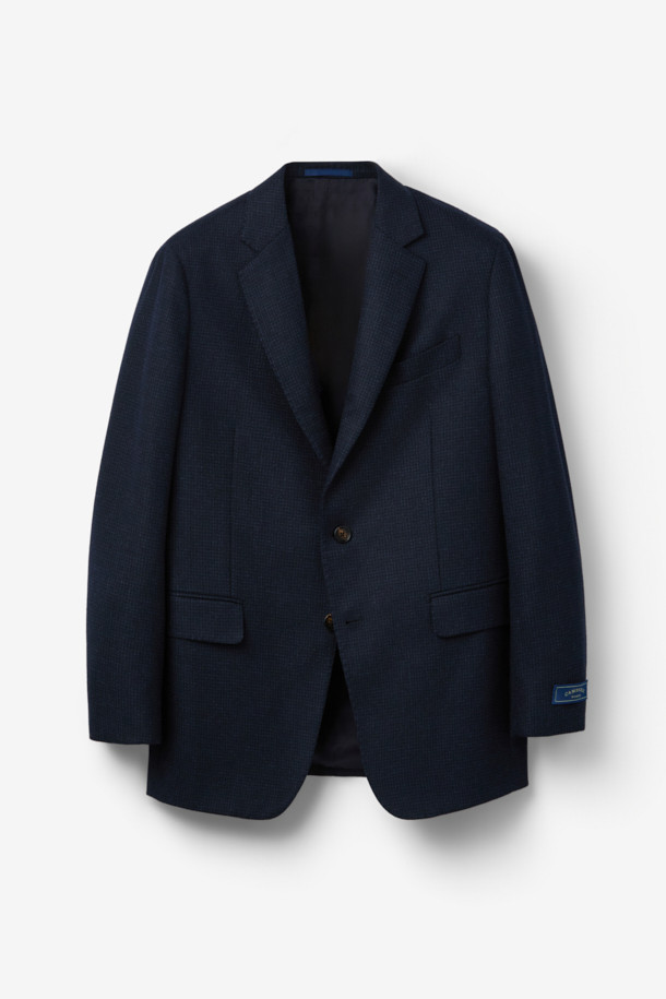 로로피아나 원단으로 제작된 남성용 울 마이크로 솔리드 재킷입니다. 네이비 컬러의 레귤러핏 블레이저로, 봄, 가을에 착용하기 좋습니다. 싱글 버튼 방식이며, 부드러운 촉감과 중간 두께감으로 편안한 착용감을 선사합니다. 클래식하고 베이직한 디자인에 투톤 짜임새가 돋보이며, 정장 및 포멀한 오피스룩, 비즈니스 캐주얼, 모임룩에 활용하기 좋습니다. 안감이 있어 더욱 쾌적하게 착용 가능합니다.
