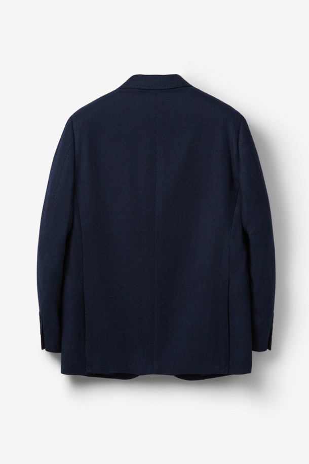 제냐 캐시실크 트윌 솔리드 자켓은 고급스러운 소재와 정교한 디자인이 돋보이는 남성용 자켓입니다. 네이비 컬러의 무지 디자인으로, 클래식하면서도 모던한 스타일을 연출합니다. 캐시미어, 실크, 린넨 혼방 소재로 제작되어 부드러운 촉감과 은은한 광택을 자랑하며, 봄, 가을 시즌에 착용하기 좋습니다. 싱글 버튼 여밈과 레귤러핏으로 제작되어 출근룩, 비즈니스 캐주얼, 모임룩 등 다양한 TPO에 활용 가능합니다. 트윌 조직 특유의 고급스러움이 돋보이며, 미니멀하고 시크한 스타일을 완성합니다.
