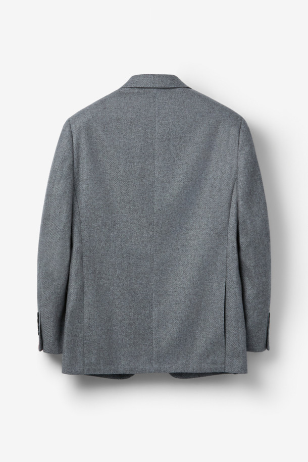 이태리 체루티(CERRUTI) 브랜드의 체루티 캐시실크 마이크로 재킷입니다. 부드러운 촉감의 캐시미어와 실크 혼방 소재로 제작되어 고급스러운 광택감을 자랑합니다. 얇은 두께감으로 봄, 가을에 착용하기 좋으며, 레귤러핏과 싱글 버튼 여밈으로 클래식한 스타일을 연출합니다. 오피스룩, 비즈니스 캐주얼, 모임룩 등 다양한 TPO에 활용할 수 있으며, 미니멀하고 세련된 분위기를 더합니다. 남성용 그레이 컬러의 무지 디자인으로, 어떤 옷에도 쉽게 매치할 수 있습니다.
