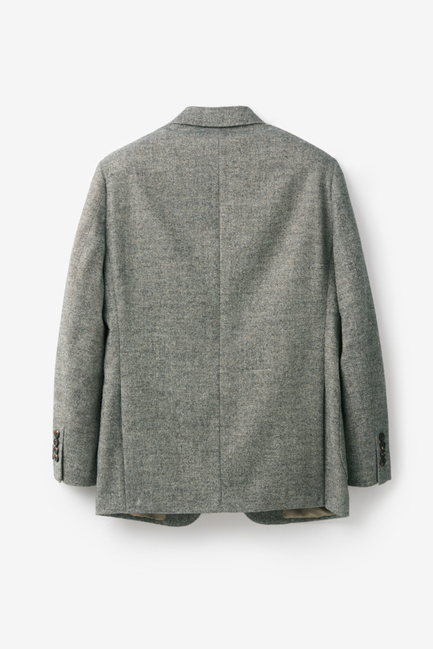 페를라 울알파카 헤링본 재킷은 남성 고객을 위한 클래식하고 베이직한 디자인의 자켓입니다. 가을과 겨울에 착용하기 좋은 두꺼운 두께감으로, 부드러운 촉감이 특징입니다. 이태리 페를라(FERLA) 원단을 사용하여 고급스러움을 더했으며, 레귤러핏 싱글버튼 방식으로 제작되었습니다. 오피스룩, 비즈니스 캐주얼, 모임룩 등 다양한 TPO에 활용 가능하며, 헤링본 패턴의 베이지 컬러가 세련된 스타일을 연출합니다.
