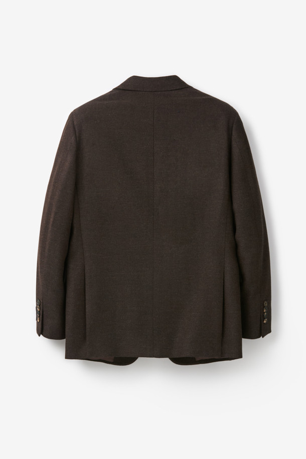 제냐 울캐시 멜란지 솔리드 재킷은 부드러운 울과 캐시미어 혼방 소재로 제작되어 고급스러운 촉감과 보온성을 제공합니다. 브라운 컬러의 멜란지 패턴과 트윌 조직은 클래식하면서도 세련된 분위기를 연출하며, 싱글 버튼 여밈과 레귤러 핏 디자인으로 편안한 착용감을 선사합니다. 오피스룩, 비즈니스 캐주얼, 모임룩 등 다양한 TPO에 활용 가능하며, 미니멀하고 클래식한 스타일을 선호하는 분들께 추천합니다. 특히 가을, 겨울 시즌에 최적화된 긴 소매 기장의 레귤러 자켓입니다.
