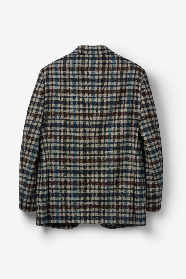 페를라 브라운데코 멀티체크 재킷은 가을, 겨울 시즌에 어울리는 세련된 스타일의 자켓입니다. 베이지, 와인, 네이비 세 가지 색상으로 출시되었으며, 볼드한 체크 패턴이 특징입니다. 울과 알파카 혼방 소재로 제작되어 따뜻하고 고급스러운 촉감을 선사하며, 레귤러핏과 싱글 버튼 여밈으로 깔끔한 실루엣을 연출합니다. 출근룩, 모임룩, 비즈니스 캐주얼 등 다양한 TPO에 활용 가능하며, 클래식, 미니멀, 시크 스타일을 선호하는 분들께 추천합니다. 긴 소매 기장의 레귤러 기장 자켓입니다.
