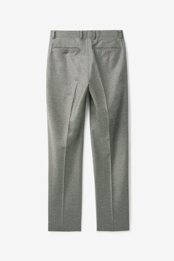 로로피아나 원단 울캐시 멜란지 슬랙스는 고급스러운 스타일을 원하는 남성 고객을 위한 슬림핏 슬랙스입니다. 부드러운 울과 캐시미어 혼방 소재로 제작되어 편안한 착용감과 은은한 광택을 자랑합니다. 베이직하면서도 세련된 디자인으로, 오피스룩, 비즈니스 캐주얼, 모임룩 등 다양한 TPO에 활용하기 좋습니다. 클래식, 미니멀, 시크 스타일을 즐겨 입는 분들께 추천하며, 멜란지 패턴이 은은한 멋을 더합니다. 긴 기장으로 제작되어 다리가 길어 보이는 효과를 선사합니다.
