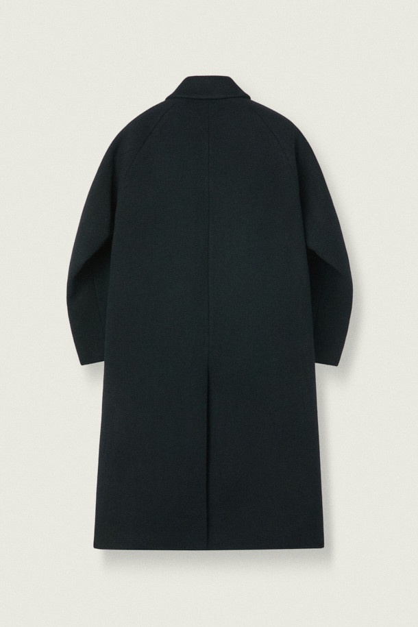 MOVERE X ROLIAT 발마칸 코트는 세미 루즈핏으로 제작되어 편안하면서도 세련된 실루엣을 연출합니다. 울과 캐시미어 혼방 소재로 제작되어 부드러운 촉감과 뛰어난 보온성을 제공하며, 가을과 겨울에 착용하기 좋습니다. 블랙 컬러의 무지 디자인은 클래식하면서도 미니멀한 스타일을 완성하며, 출근룩, 오피스룩, 모임룩 등 다양한 TPO에 활용 가능합니다. 래글런 소매, 히든 포켓, A라인 실루엣, 단단한 카라 디테일이 돋보이며, 스냅 버튼 여밈 방식으로 간편하게 착용할 수 있습니다. 롱 기장의 발마칸 코트로 시크한 스타일을 연출해보세요.
