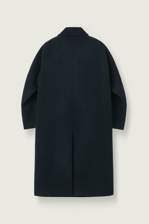 [MOVERE X ROLIAT] 발마칸 코트는 울과 캐시미어 혼방 소재로 제작되어 부드러운 촉감과 뛰어난 보온성을 제공합니다. 래글런 소매와 A라인 실루엣이 특징이며, 세미 루즈핏으로 편안하면서도 클래식한 스타일을 연출합니다. 무지 디자인의 블랙 컬러로, 출근룩, 오피스룩, 모임룩 등 다양한 TPO에 활용할 수 있습니다. 히든 포켓 디테일과 스냅 버튼 여밈 방식으로 미니멀하고 시크한 무드를 더했습니다. 가슴둘레 123cm의 넉넉한 기장감으로 겨울, 가을 시즌에 활용하기 좋습니다.
