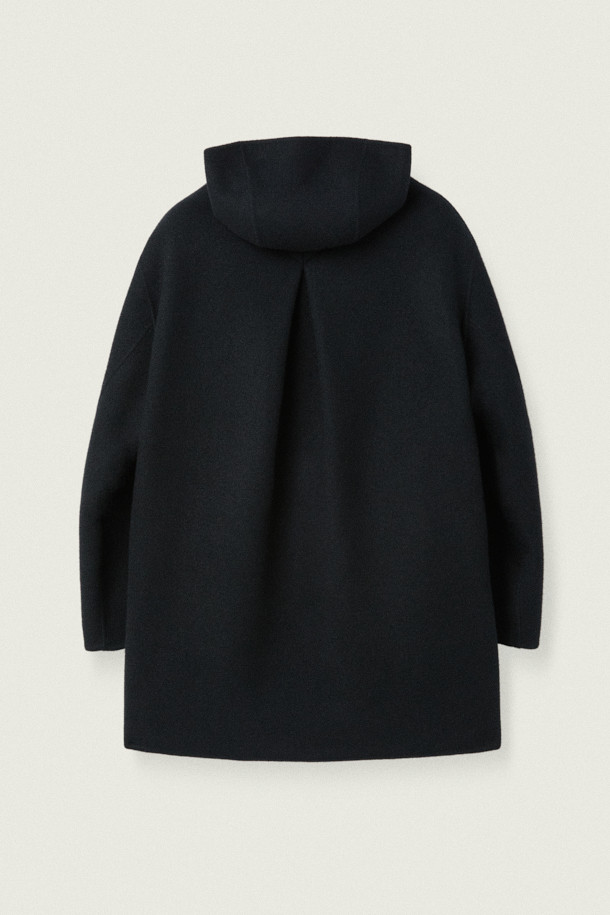 [MOVERE X ROLIAT] 핸드메이드 후드 코트는 캐시미어와 울 소재를 사용하여 부드러운 촉감과 두꺼운 두께감을 자랑하는 블랙 색상의 루즈핏 후드 코트입니다. 가을, 겨울 시즌에 어울리는 이 코트는 일상복뿐만 아니라 출근룩으로도 활용 가능하며, 미니멀하고 클래식한 스타일을 연출합니다. 핸드메이드 봉제와 등 중심 맞주름 디테일이 돋보이며, 가슴둘레 138cm로 넉넉한 핏을 제공하여 레이어드 스타일링에도 용이합니다. 더블페이스 코트 타입으로 제작되었으며, 긴 소매와 버튼 여밈 방식을 갖추었습니다.
