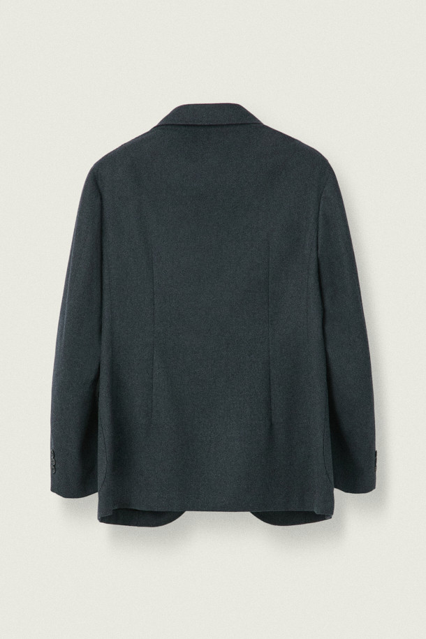 [MOVERE X ROLIAT] 테일러드 셋업 재킷은 남성을 위한 가을/겨울용 아우터입니다. 다크 그린 컬러의 무지 디자인으로, 클래식하고 미니멀한 스타일을 연출합니다. 울 소재의 두꺼운 두께감과 부드러운 촉감, 레귤러핏과 레귤러 기장으로 편안한 착용감을 선사합니다. 싱글 버튼 여밈 방식과 등판 다트 디테일, 스트레치 원단 및 밀드 가공으로 고급스러움을 더했으며, 오피스룩, 비즈니스 캐주얼, 모임룩 등 다양한 TPO에 활용 가능합니다.
