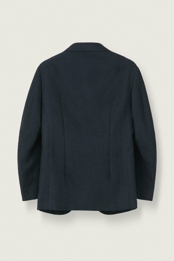 MOVERE X ROLIAT 테일러드 재킷은 가을과 겨울에 어울리는 블랙 컬러의 울 소재 싱글 버튼 재킷입니다. 레귤러 핏으로 제작되었으며, 미니멀하고 클래식한 스타일을 연출합니다. 다트 디테일과 밀드 가공, 트윌 조직으로 마감하여 고급스러운 촉감과 두꺼운 두께감을 느낄 수 있습니다. 오피스룩, 비즈니스 캐주얼, 모임룩 등 다양한 TPO에 활용하기 좋습니다. 시크하고 세련된 스타일을 완성해 보세요.
