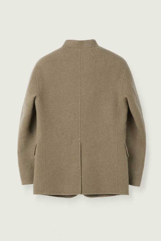 [MOVERE] 핸드메이드 스탠카라 재킷은 가을과 겨울, 쌀쌀한 날씨에도 따뜻하고 스타일리시하게 연출할 수 있는 아우터입니다. 울 80%, 카멜 20% 혼방 소재로 제작되어 부드러운 촉감과 뛰어난 보온성을 제공합니다. 레귤러핏에 무지 패턴, 두꺼운 두께감으로 제작되었으며 핸드메이드 봉제, 아웃포켓 디테일, 테일러드 디자인이 돋보입니다. 출근룩, 모임룩, 비즈니스 캐주얼 등 다양한 TPO에 활용 가능하며, 클래식, 미니멀, 캐주얼 스타일을 즐기는 분들께 추천합니다. 스탠카라 디자인과 버튼 여밈 방식으로 세련된 분위기를 더했습니다.
