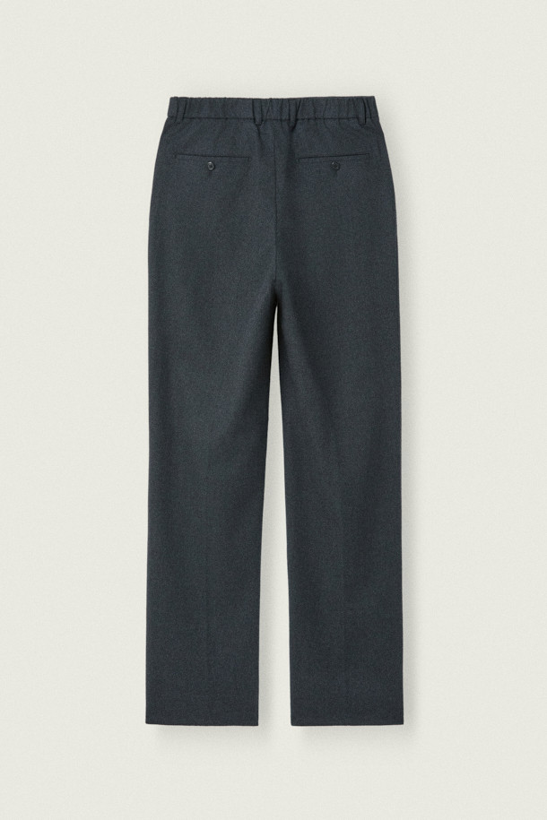 [MOVERE X ROLIAT] 투턱 테일러드 셋업 팬츠는 가을, 겨울 시즌에 어울리는 남성용 테일러드 팬츠입니다. 부드러운 울 소재와 세미루즈핏으로 편안한 착용감을 선사하며, 뒷허리 밴딩 처리로 활동성을 더했습니다. 모던하고 클래식한 스타일을 기반으로, 투턱 디자인과 프론트 플리츠 디테일이 돋보입니다. 스트레치 원단과 밀드 가공으로 제작되어 고급스러운 핏을 연출하며, 오피스룩, 비즈니스 캐주얼, 모임룩 등 다양한 TPO에 활용 가능합니다.
