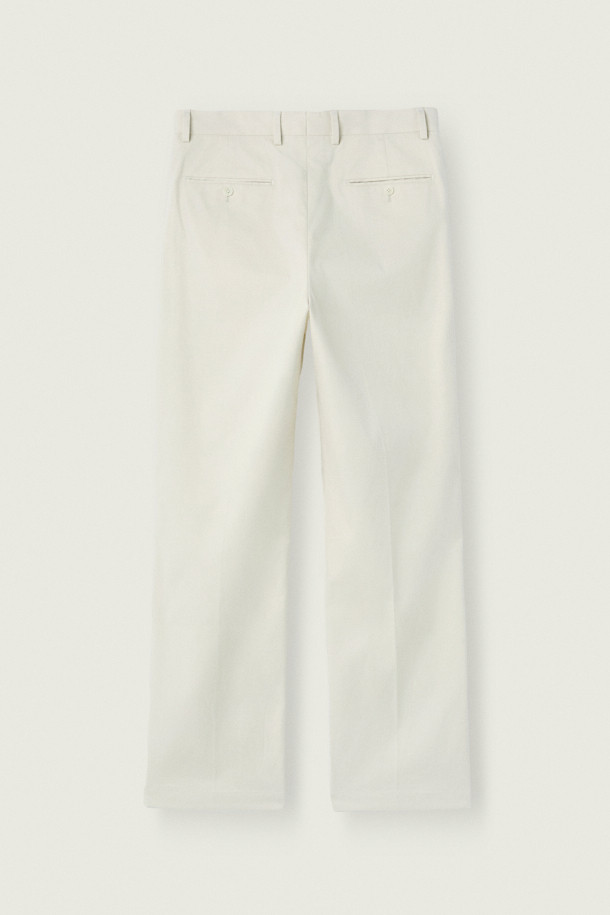 [MOVERE] DUCA(두카) 코튼 치노는 가을, 겨울 시즌에 어울리는 남성용 치노팬츠입니다. 화이트, 아이보리 두 가지 색상으로 출시되었으며, 데일리룩과 포멀한 자리 모두 활용 가능합니다. 면, 울, 엘라스틴 혼방 소재로 제작되어 부드러운 촉감을 선사하며, 레귤러핏과 테이퍼드 핏으로 클래식하고 미니멀한 스타일을 연출합니다. 좌우 사선 포켓, 뒷주머니, 허리 뒷부분 트임 등 디테일 요소가 돋보이며, 오피스룩 또는 비즈니스 캐주얼에도 적합합니다.
