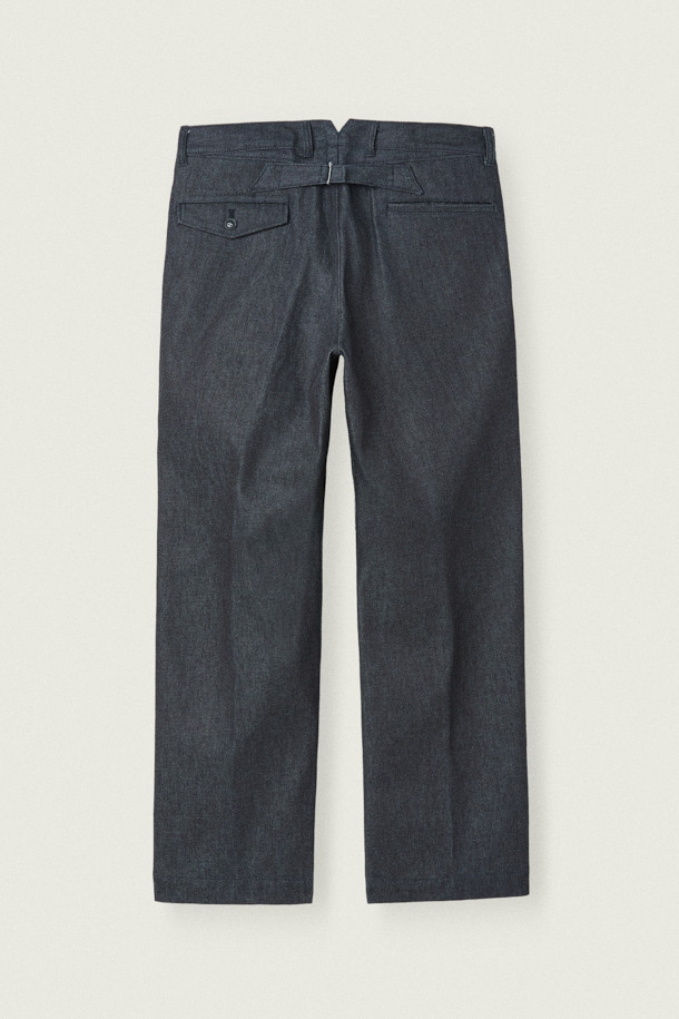 [MOVERE X ROLIAT] 재팬 메이드 원턱 데님은 일본 오카야마에서 제작된 프리미엄 데님 팬츠입니다. 네이비 컬러의 무지 디자인으로, 클래식하고 미니멀한 스타일을 연출하기 좋습니다. 원턱 디자인과 플리츠 디테일이 특징이며, 세미루즈핏으로 편안한 착용감을 선사합니다. 신치백 디테일로 허리 사이즈 조절이 용이하며, 가을/겨울철 출근룩, 비즈니스 캐주얼, 모임룩 등 다양한 TPO에 활용할 수 있습니다.
