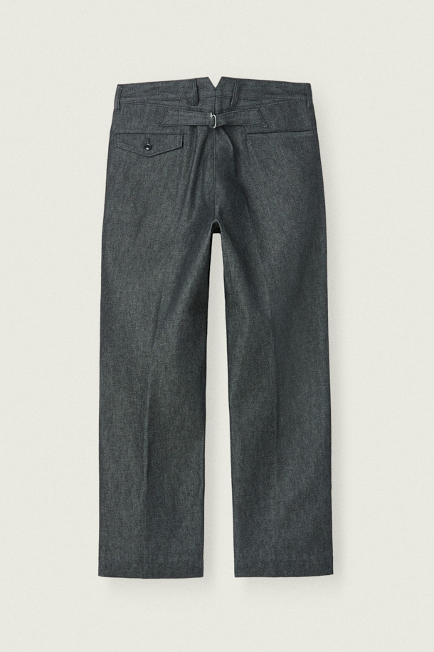 MOVERE X ROLIAT(모베르 X 롤리엇) 재팬 메이드 원턱 데님 팬츠입니다. 일본 오카야마에서 제작된 이 데님 팬츠는 가을, 겨울 시즌에 어울리는 클래식하고 미니멀한 스타일을 제안합니다. 네이비 컬러의 무지 디자인에, 뻣뻣한 촉감의 데님 소재, 루즈핏 실루엣으로 편안함을 더했습니다. 원턱 디자인과 신치백, 플리츠 디테일이 특징이며, 출근룩, 비즈니스 캐주얼, 모임룩 등 다양한 TPO에 활용 가능합니다. 스트레이트 핏과 세미루즈핏으로, 시크한 매력을 연출할 수 있습니다.
