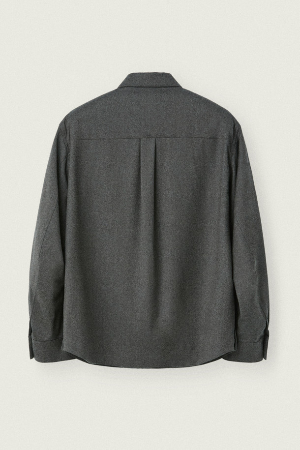 [MOVERE] REDA 울 셔켓은 클래식, 미니멀, 시크 스타일을 추구하는 분들을 위한 셔켓입니다. 블랙, 브라운 두 가지 색상으로 출시되었으며, 간절기, 가을, 겨울 초에 착용하기 좋습니다. REDA 울 99%와 엘라스틴 1% 혼방 소재로 제작되어 부드러운 촉감과 두꺼운 두께감을 자랑하며, 밀드 가공으로 완성도를 높였습니다. 셔츠 칼라, 루즈핏, 긴소매 디자인으로, 가슴 플랫 포켓, 사이드 포켓, 등판 플리츠 디테일이 특징이며, 출근룩, 비즈니스 캐주얼, 모임룩 등 다양한 TPO에 활용 가능합니다.
