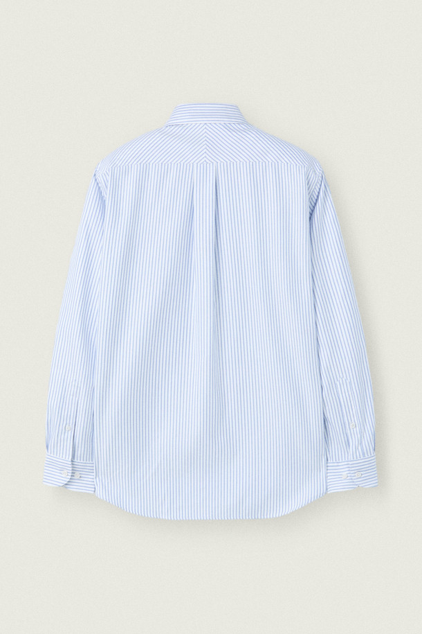 [MOVERE X ROLIAT] 라운드 카라 옥스포드 셔츠는 가을, 겨울 시즌을 위한 클래식하고 세련된 스타일의 상의입니다. 스카이블루와 스트라이프 두 가지 색상으로 제공되며, 데일리룩, 출근룩, 비즈니스 캐주얼, 모임룩 등 다양한 TPO에 활용할 수 있습니다. 면 소재로 제작되어 탄탄한 촉감을 제공하며, 긴 소매와 세미 루즈핏으로 편안한 착용감을 선사합니다. 라운드 카라와 금속 버튼 디테일, 클럽 카라 디자인이 특징이며, 가슴둘레는 114cm입니다. 미니멀하고 시크한 스타일을 연출하기에 적합합니다.
