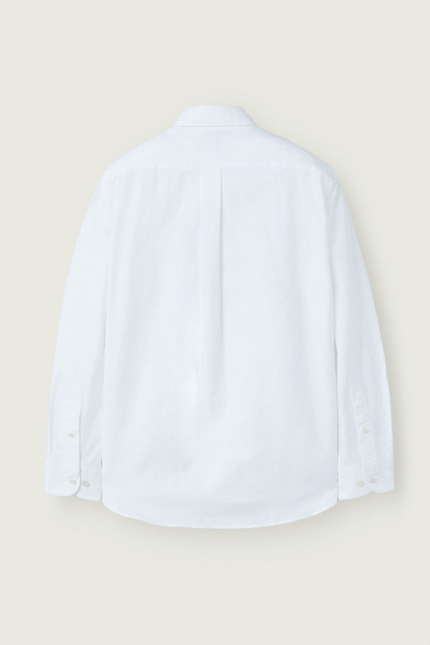 MOVERE X ROLIAT(무브레 X 롤리앗) 라운드 카라 옥스포드 셔츠는 부드러운 면 소재로 제작되어 가을, 겨울철에 착용하기 좋습니다. 세미 루즈 핏으로 편안한 착용감을 선사하며, 라운드 카라 디자인이 특징입니다. 솔리드 옥스포드 원단에 금속 포인트 단추, 클럽 카라 디테일로 클래식한 무드를 더했습니다. 출근룩, 비즈니스 캐주얼, 모임룩 등 다양한 TPO에 활용할 수 있으며, 미니멀하고 캐주얼한 스타일 연출에도 적합합니다. 긴소매, 화이트 컬러로 어디에나 매치하기 용이한 데일리 아이템입니다.
