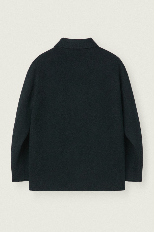 [MOVERE X ROLIAT] 핸드메이드 사파리 재킷은 클래식과 미니멀 스타일을 추구하는 고객을 위해 제작되었습니다. 가을과 겨울, 출근룩에 적합하며, 부드러운 캐시미어 소재로 제작되어 편안한 착용감을 선사합니다. 루즈핏 디자인과 무지 패턴, 하프 기장으로 세련된 핏을 연출하며, 스냅 버튼으로 간편하게 여밀 수 있습니다. 135cm의 가슴둘레를 갖춘 핸드메이드 사파리 재킷으로, 소매 기장은 긴소매입니다.
