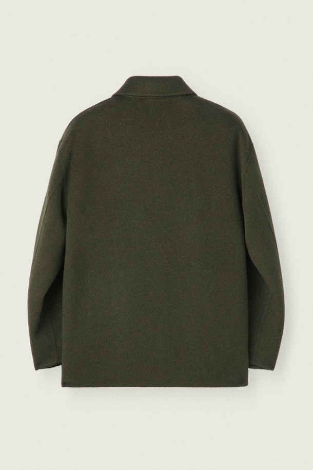 [MOVERE X ROLIAT] 핸드메이드 사파리 재킷은 가을과 겨울, 클래식한 스타일을 추구하는 당신을 위한 아우터입니다. 캐시미어 소재 특유의 부드러운 촉감과 두꺼운 두께감으로 따뜻함을 선사하며, 루즈핏 디자인이 편안한 착용감을 제공합니다. 카키와 올리브 두 가지 색상으로 출시되어 출근룩, 모임룩, 데이트룩 등 다양한 TPO에 활용 가능합니다. 무지 패턴에 핸드메이드, 포켓 디테일이 더해져 미니멀하면서도 시크한 스타일을 완성합니다. 스냅 버튼 여밈 방식으로 간편하게 착용할 수 있는 롱슬리브 사파리 코트입니다.
