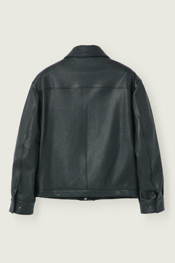 [MOVERE] 엠보 가죽 재킷은 염소가죽 소재로 제작되어 부드러운 촉감과 고급스러운 분위기를 선사합니다. 가을과 초겨울에 착용하기 좋은 이 재킷은 모던한 스타일을 추구하는 분들을 위한 아이템입니다. 엠보 가공, 사선 포켓, 플랩 포켓, 밑단 스트링, 입체적 실루엣 등의 디테일이 돋보이며, 람포 지퍼와 손 감침 봉제로 완성도를 높였습니다. 데이트룩, 모임룩, 출근룩 등 다양한 TPO에 활용 가능하며, 클래식, 미니멀, 시크한 스타일을 연출하기 좋습니다. 루즈핏의 블랙 컬러 블루종 스타일로, 편안하면서도 세련된 매력을 더합니다.
