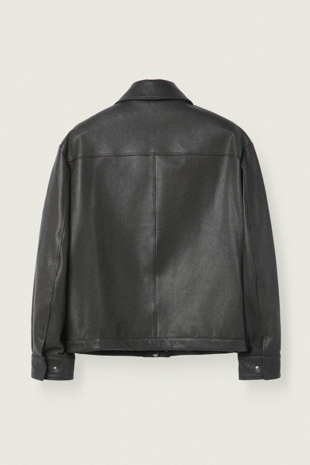 [MOVERE] 엠보 가죽 재킷은 가을과 초겨울, 모던한 스타일을 추구하는 분들을 위한 아이템입니다. 염소가죽 소재로 제작되어 견고한 촉감을 선사하며, 루즈핏 크롭 기장으로 편안하면서도 세련된 실루엣을 연출합니다. 엠보 가공과 사선 포켓, 플랩 포켓, 곡선 디테일, 입체적 실루엣, 밑단 스트링 등 섬세한 디테일이 돋보이며 람포 지퍼와 손 감침 봉제로 완성도를 높였습니다. 시크, 미니멀, 클래식한 스타일을 즐겨 입는 분들에게 데이트룩, 모임룩, 출근룩 등 다양한 TPO에 활용 가능합니다.
