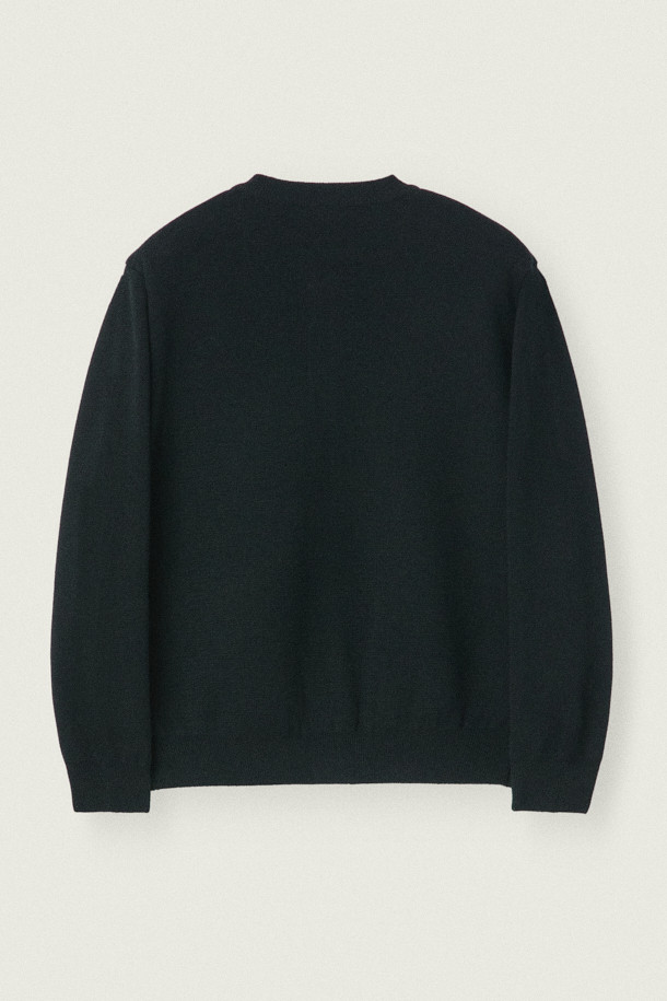 [MOVERE X ROLIAT] 라운드넥 가디건은 가을, 겨울 시즌에 어울리는 블랙 컬러의 울 소재 가디건입니다. 미니멀하고 베이직한 스타일로, 루즈핏 또는 세미루즈핏으로 편안하게 착용 가능합니다. 라운드넥 디자인에 긴소매 기장이며, 두꺼운 두께감으로 따뜻함을 더합니다. 밀라노 조직 짜임과 테일러링 구조로 제작되어 아우터 또는 이너로 활용 가능하며, 출근룩으로도 손색없습니다. 가슴둘레는 116cm입니다.
