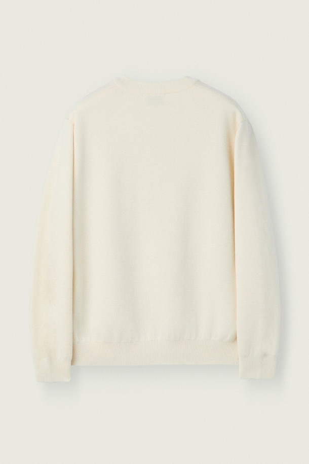 [MOVERE X ROLIAT] 라운드넥 가디건은 가을, 겨울 시즌을 위한 베이직하고 미니멀한 스타일의 상의입니다. 아이보리, 화이트 두 가지 색상으로 출시되었으며, 밀라노 조직으로 제작되어 탄탄한 촉감을 자랑합니다. 두꺼운 두께감과 세미루즈핏으로 편안한 착용감을 선사하며, 출근룩, 모임룩, 데이트룩 등 다양한 TPO에 활용 가능합니다. 울 소재의 긴소매 라운드넥 가디건으로, 클래식, 미니멀, 시크 스타일을 연출하기 좋습니다. 높은 밀도와 테일러링 구조로 완성도를 높였습니다.
