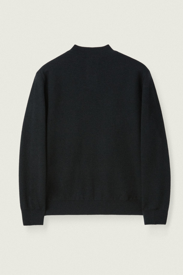 [MOVERE X ROLIAT] 모크넥 스웨터는 가을과 겨울, 일상에서 클래식하고 미니멀한 스타일을 연출하기 좋은 상의입니다. 블랙 컬러의 레귤러핏으로, 울 소재에 밀라노 조직으로 제작되어 탄탄한 촉감과 높은 밀도를 자랑합니다. 모크넥과 헨리넥 디자인으로 다양한 연출이 가능하며, 110cm의 가슴둘레를 가지고 있습니다. 출근룩, 모임룩, 데이트룩 등 폭넓은 TPO에 시크하게 매치할 수 있는 아이템입니다. 긴소매의 두꺼운 스웨터로, 스타일리시하면서도 따뜻하게 착용할 수 있습니다.
