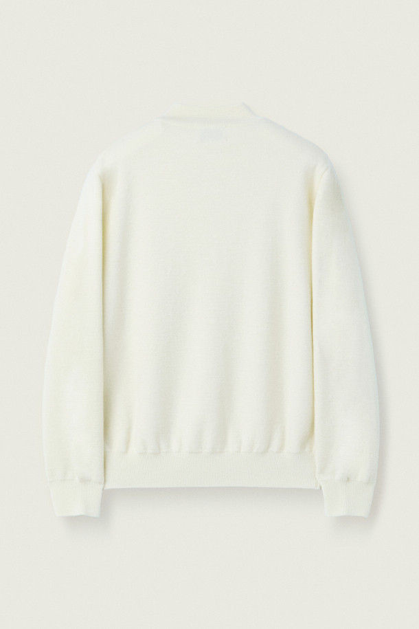 [MOVERE X ROLIAT] 모크넥 스웨터는 가을과 겨울, 출근룩, 오피스룩, 모임룩에 어울리는 클래식하고 미니멀한 스타일의 상의입니다. 밀라노 조직으로 제작되어 탄탄한 촉감을 자랑하며, 울 100% 소재로 보온성을 높였습니다. 헨리넥 디자인을 기반으로 한 모크넥 스타일이며, 레귤러 핏과 긴 소매 기장으로 세련된 핏을 연출합니다. 가슴둘레 110cm이며, 두께감 있는 화이트 컬러의 무지 스웨터입니다.
