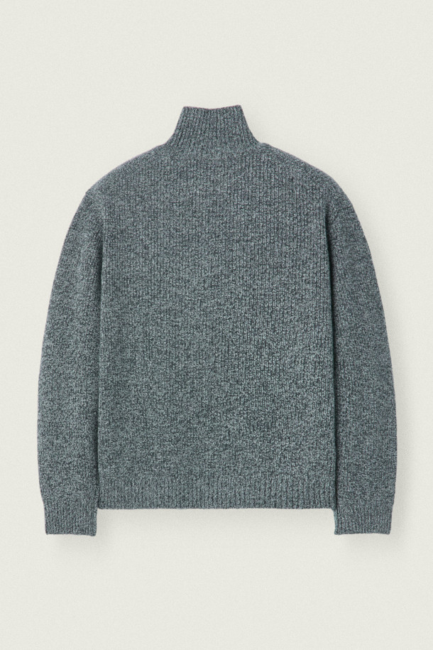 [MOVERE] 싱글 터틀 스웨터는 가을과 겨울, 일상에서 미니멀하고 클래식한 스타일을 연출하기 좋은 상의입니다. 부드러운 울 90%와 캐시미어 10% 혼방 소재로 제작되어 포근하고 고급스러운 촉감을 선사합니다. 오버핏과 루즈핏으로 편안한 착용감을 제공하며, 볼륨감 있는 골지 조직과 드롭 숄더 디자인이 특징입니다. 터틀넥 디자인과 긴 소매 기장으로 보온성을 높였으며, 하단 불박 라벨로 포인트를 더했습니다. 그레이 컬러로 어떤 옷에도 쉽게 매치할 수 있어 활용도가 높습니다.
