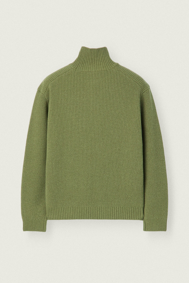 [MOVERE] 싱글 터틀 스웨터는 울 90%, 캐시미어 10% 혼방 소재로 제작되어 부드러운 촉감과 뛰어난 보온성을 제공합니다. 톤 다운된 올리브 그린 컬러와 미니멀한 디자인은 어떤 스타일에도 잘 어울리며, 가을, 겨울 시즌 데일리룩과 모임룩에 활용하기 좋습니다. 오버핏 실루엣과 볼륨감 있는 골지 조직, 드롭 숄더 디테일이 편안하고 세련된 분위기를 연출합니다. 하단 불박 라벨 포인트로 [MOVERE]만의 감성을 더했으며, 긴 소매 기장과 두꺼운 두께감으로 따뜻하게 착용할 수 있습니다.
