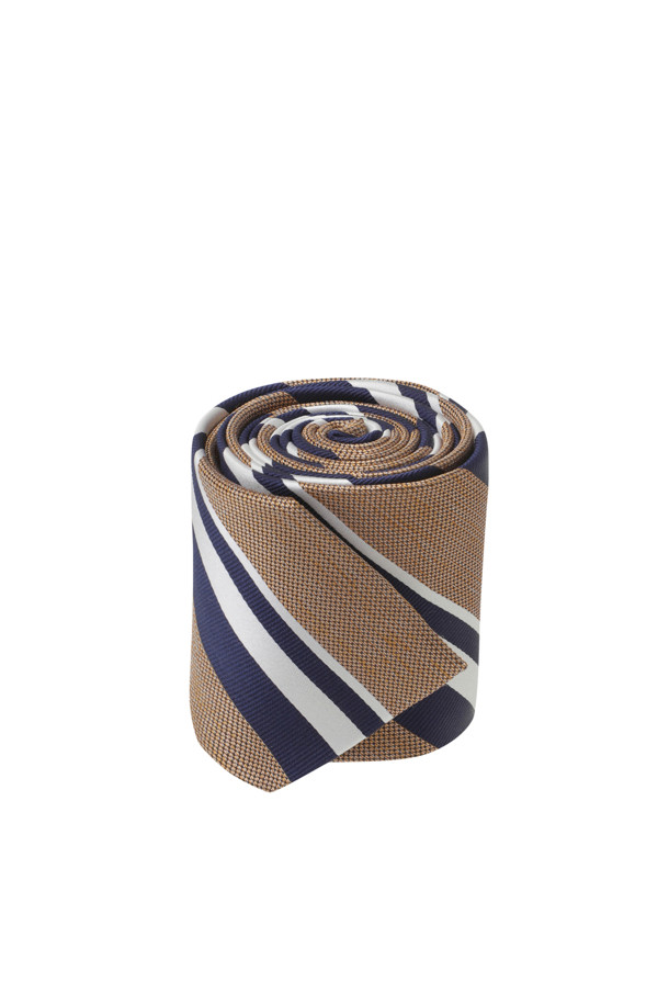 STEFANO BIGI(스테파노 비기) 세나 실크 스트라이프 타이는 남성용 넥타이로, 클래식한 스타일을 연출합니다. 네이비, 베이지, 화이트 세 가지 색상으로 구성되어 있으며, 부드러운 실크 소재로 제작되었습니다. 레지멘탈 스트라이프 패턴과 끝단 로고 자수가 디자인의 특징이며, 오피스룩, 비즈니스 캐주얼, 출근룩 등 다양한 TPO에 활용 가능합니다. 미니멀하면서도 세련된 스타일을 완성하는 아이템입니다.
