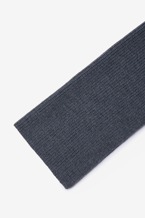 GRAN SASSO(그란 사소) 울 윈터 머플러는 포근함과 스타일을 동시에 만족시키는 겨울철 필수 아이템입니다. 부드러운 울 소재로 제작되어 뛰어난 촉감과 보온성을 자랑하며, 무지 디자인과 베이직한 스타일로 어떤 옷차림에도 자연스럽게 어울립니다. 출근룩이나 모임룩 등 다양한 TPO에 활용 가능하며, 클래식, 미니멀, 캐주얼 등 폭넓은 스타일을 소화합니다. 그레이 컬러는 세련된 분위기를 연출하며, 브랜드 라벨이 디자인의 은은한 포인트를 더합니다. 추운 겨울, GRAN SASSO(그란 사소) 울 머플러로 따뜻하고 멋스러운 스타일을 완성해 보세요.
